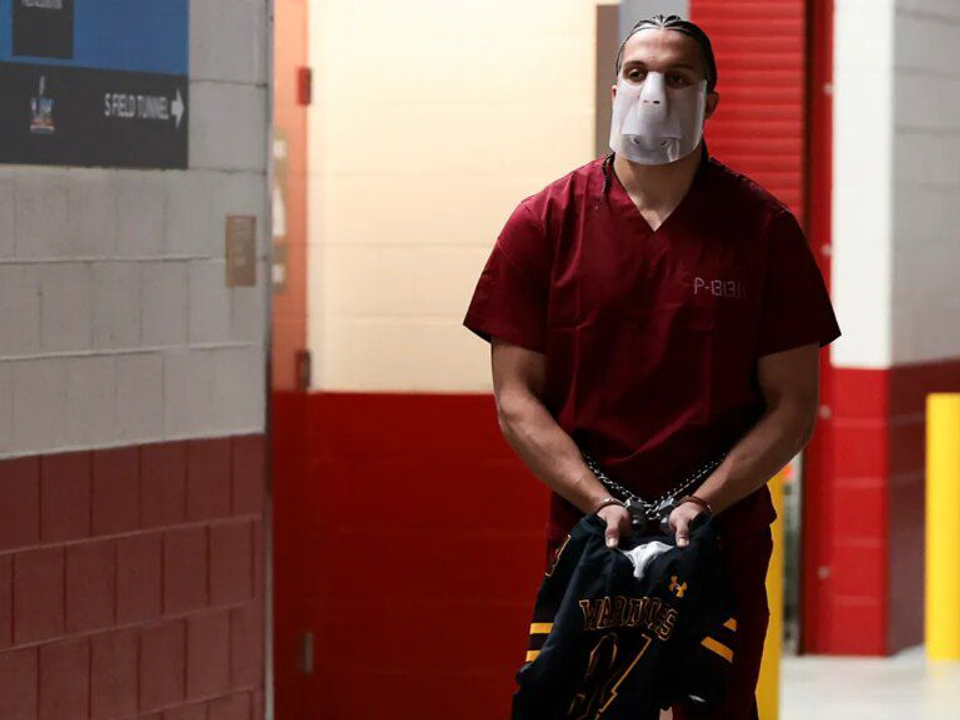 Chega algemado e descalço: jogador dos Patriots causa choque antes do Super Bowl 2026