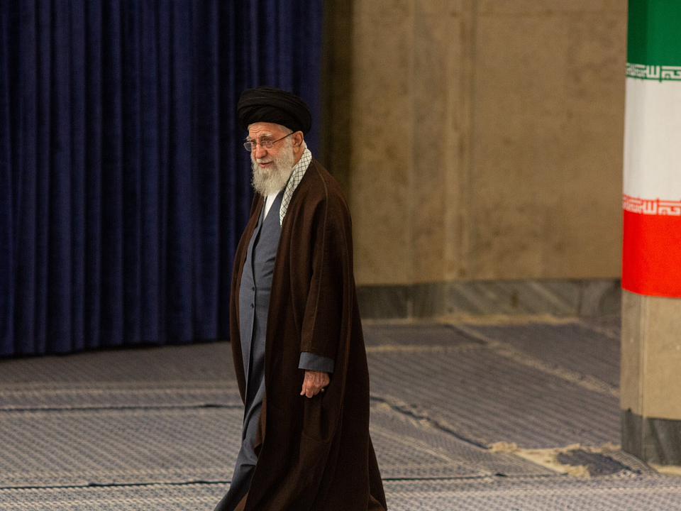 Ali Khamenei morre aos 86 anos após bombardeio, confirma governo iraniano