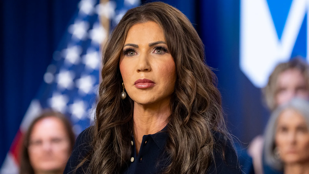 Kristi Noem deixará o cargo no fim de março e o senador Markwayne Mullin assumirá o comando do departamento.