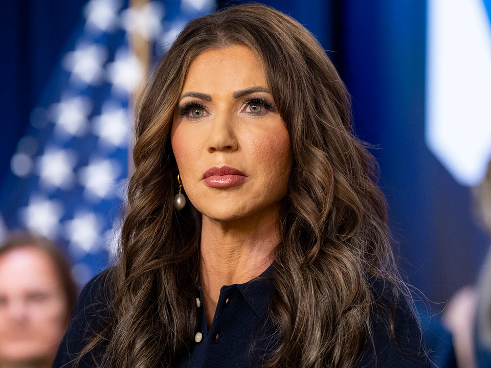 Kristi Noem deixará o cargo no fim de março e o senador Markwayne Mullin assumirá o comando do departamento.