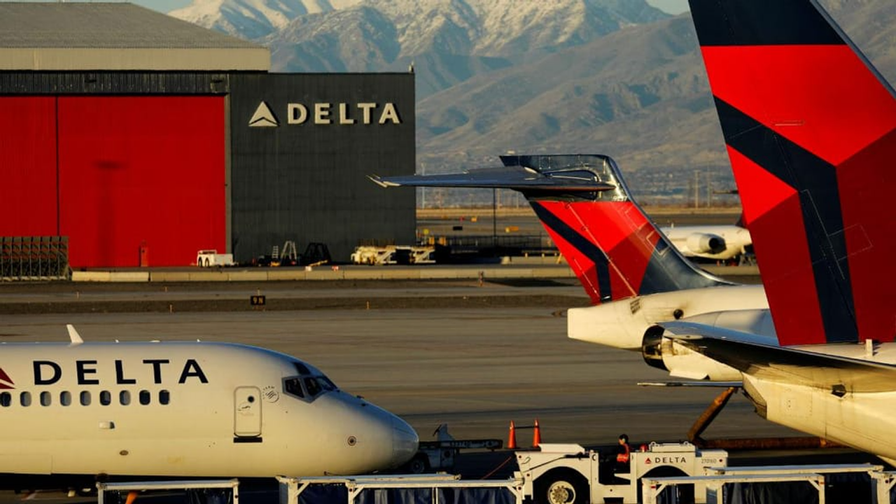 Voo da Delta faz pouso de emergência após problema em motor ao sair de São Paulo