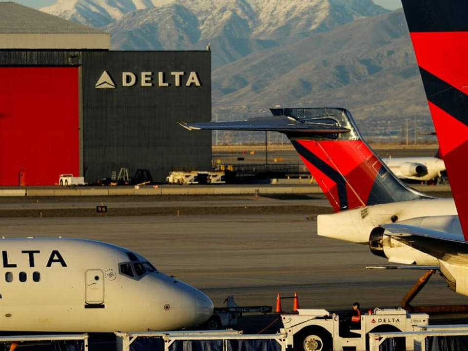 Voo da Delta faz pouso de emergência após problema em motor ao sair de São Paulo