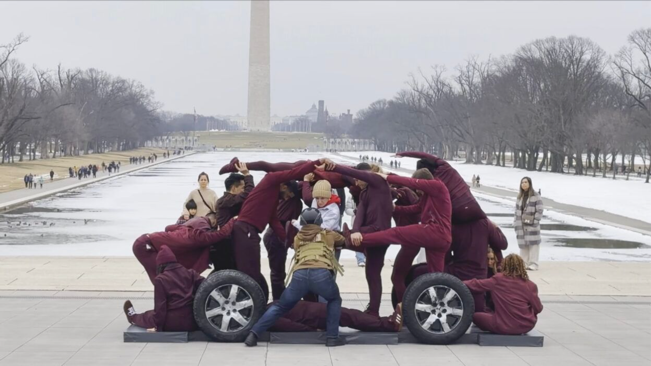 Grupo apresenta coreografia em tributo a vítimas de operação migratória nos EUA