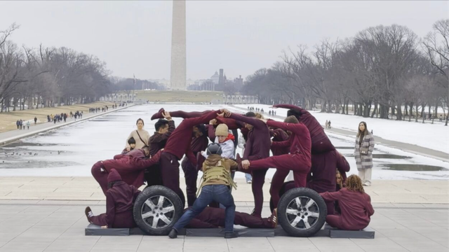 Grupo apresenta coreografia em tributo a vítimas de operação migratória nos EUA
