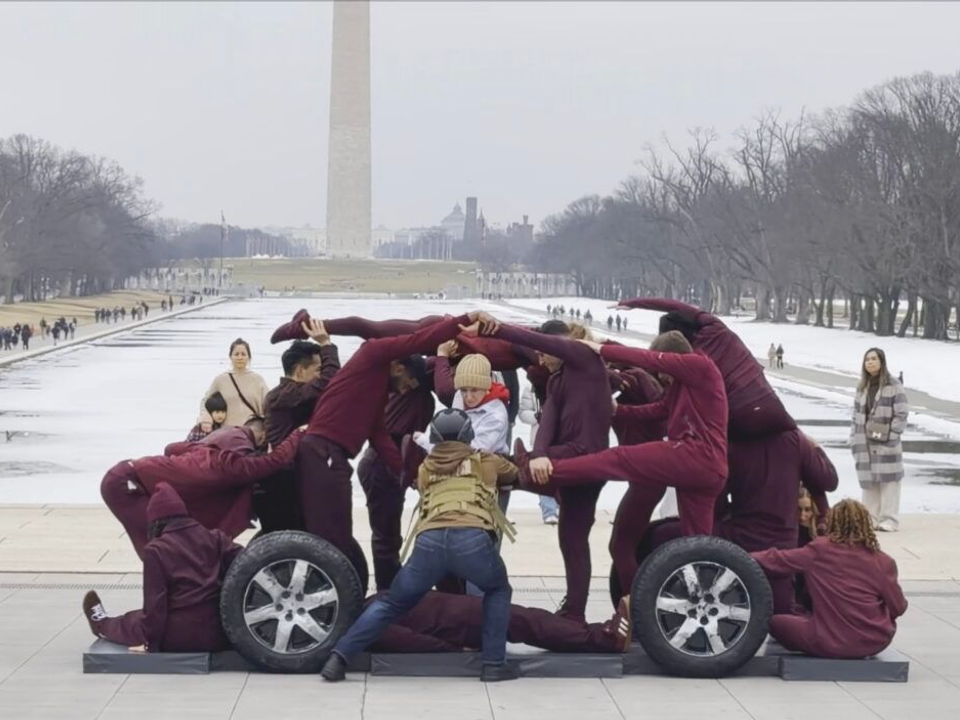 Grupo apresenta coreografia em tributo a vítimas de operação migratória nos EUA