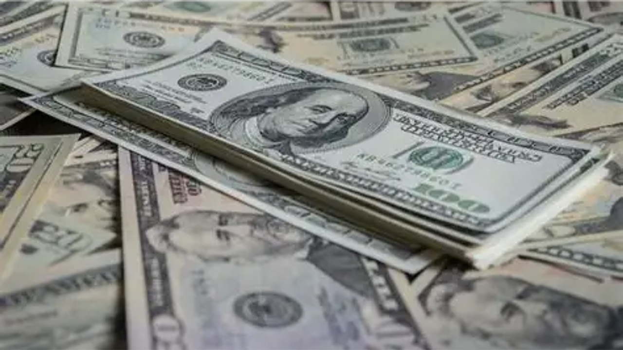 Dólar cai e fecha abaixo de R$ 5 pela primeira vez desde março de 2024