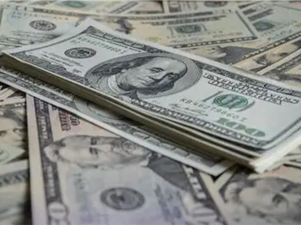 Dólar cai e fecha abaixo de R$ 5 pela primeira vez desde março de 2024