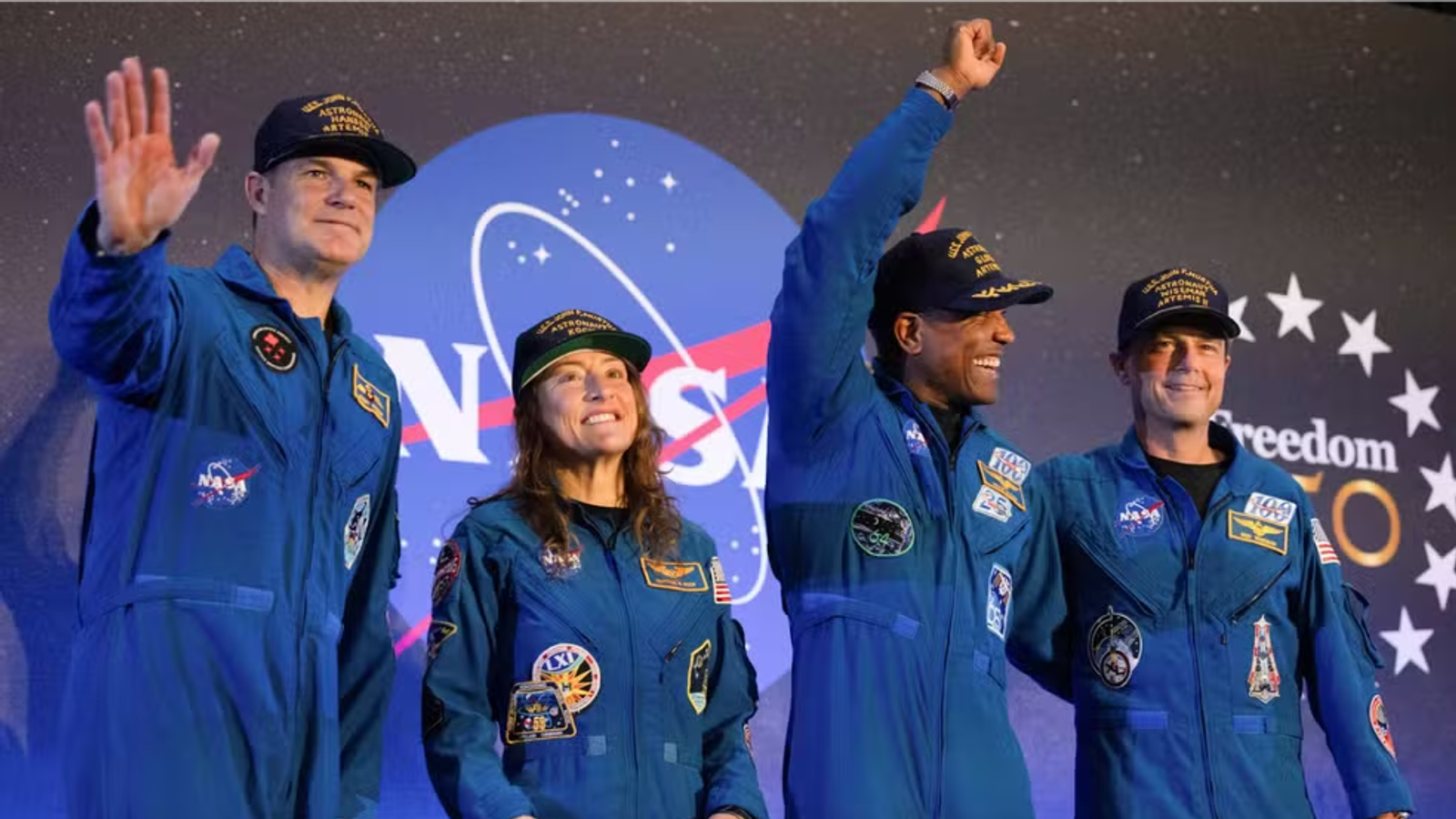 Astronautas da missão Artemis II são recebidos com celebração após histórico voo ao redor da Lua