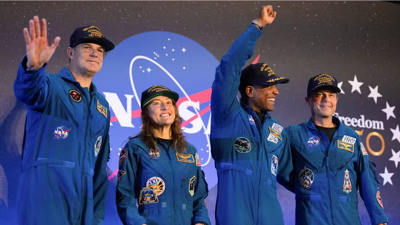 Astronautas da missão Artemis II são recebidos com celebração após histórico voo ao redor da Lua