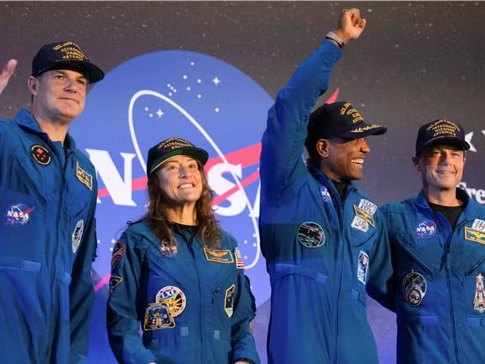 Astronautas da missão Artemis II são recebidos com celebração após histórico voo ao redor da Lua