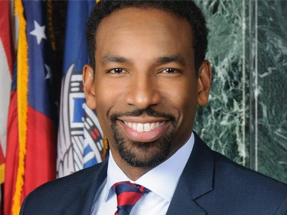 Prefeito de Atlanta destaca força da comunidade brasileira e reconhece papel da Rádio Brazil Atlanta em premiação