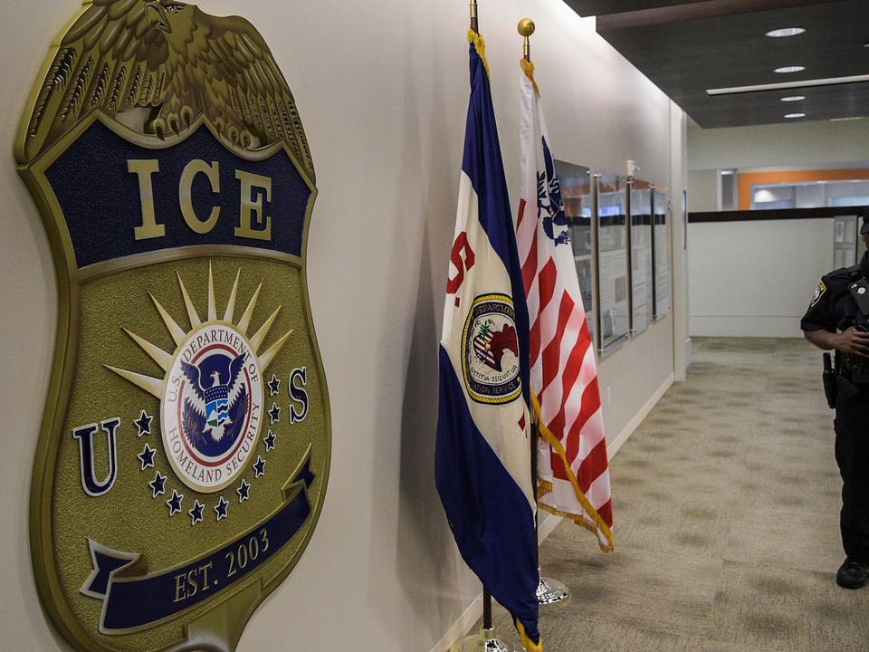 Post viral sugere mudança de nome do ICE para “NICE” após comentário de Donald Trump, mas não há confirmação oficial