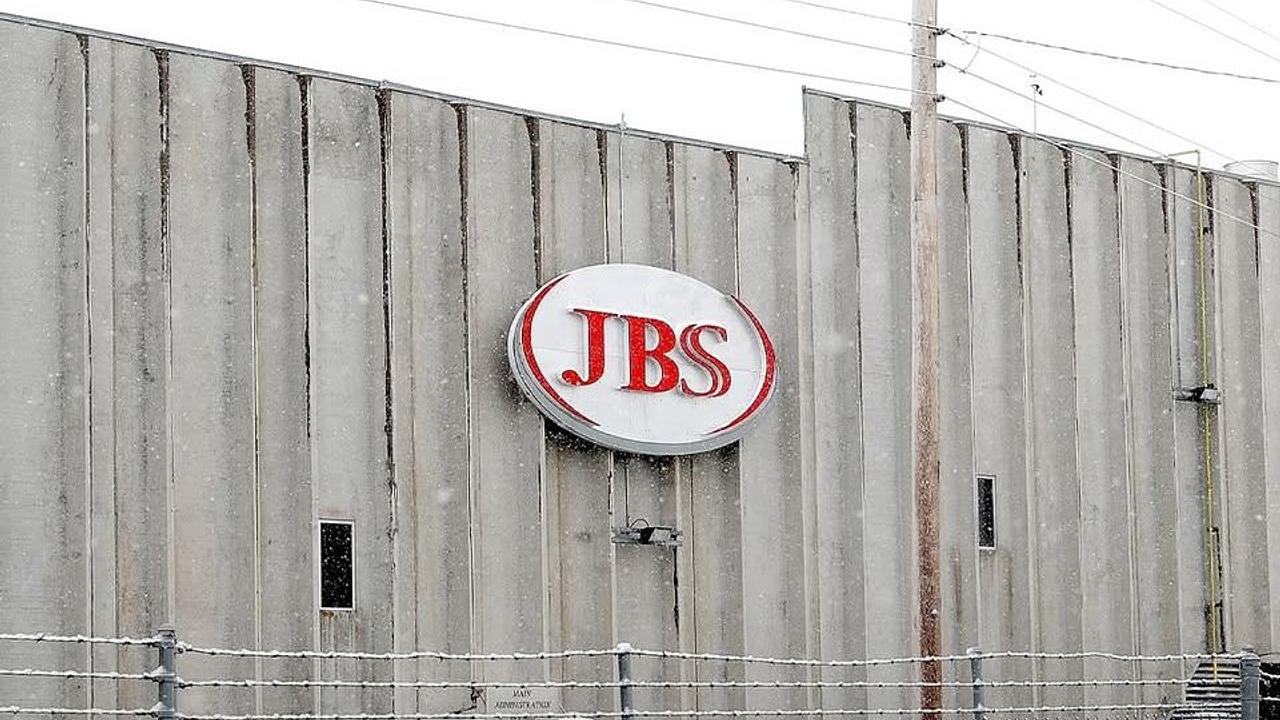 Trump mira imigrantes e provoca demissões em massa em frigorífico da JBS