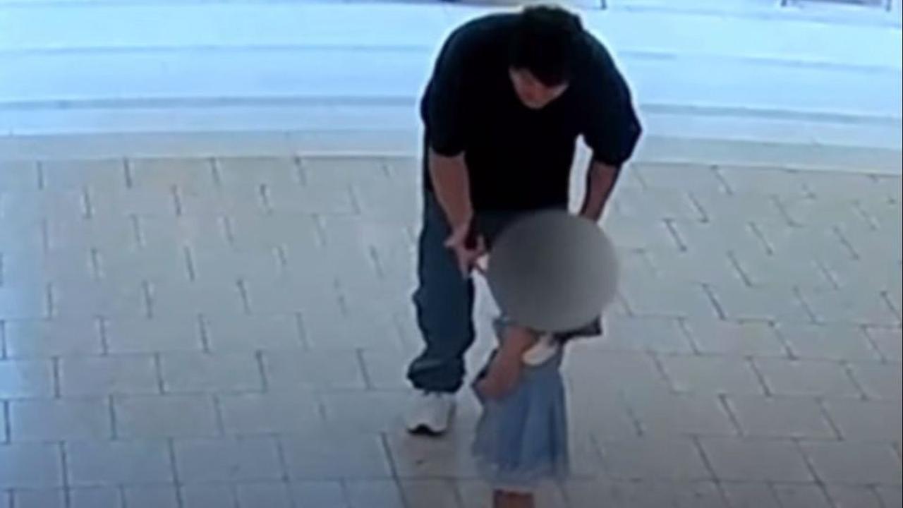 Criança é salva por segundos em shopping nos EUA