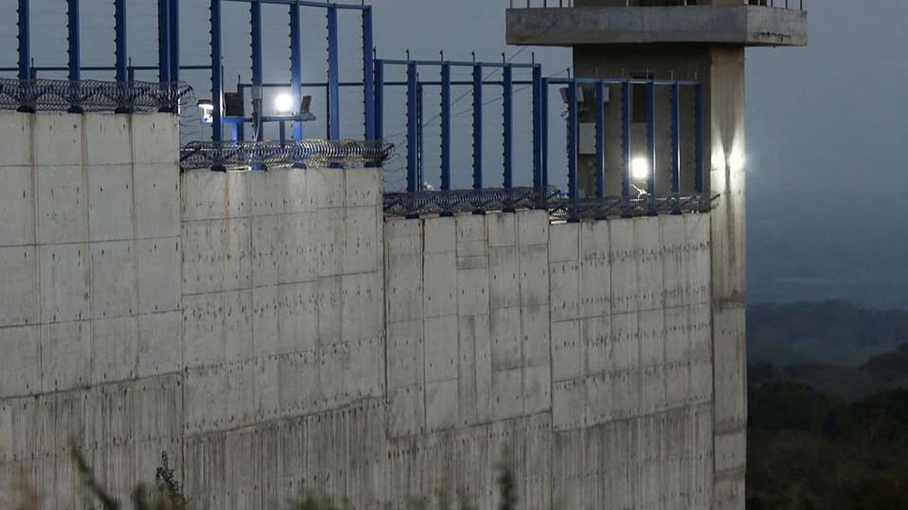 “O único jeito de sair é num saco preto”: Venezuelanos deportados relatam horrores em prisão de El Salvador