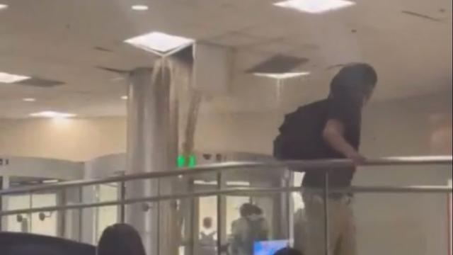 Água de esgoto vaza em aeroporto de Atlanta