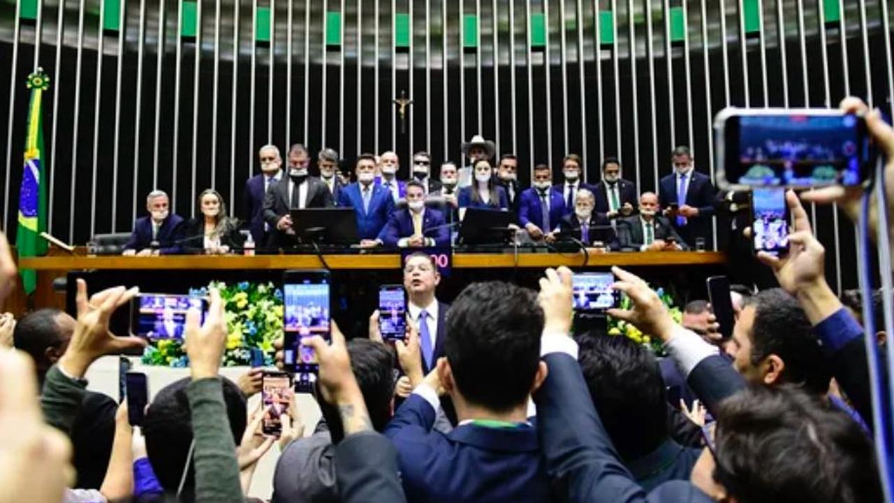 Deputados pedem anistia e impeachment de Moraes