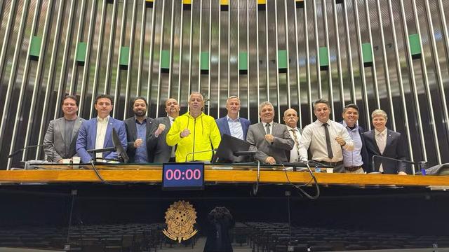 Deputados passam a noite na Câmara em protesto contra prisão de Bolsonaro