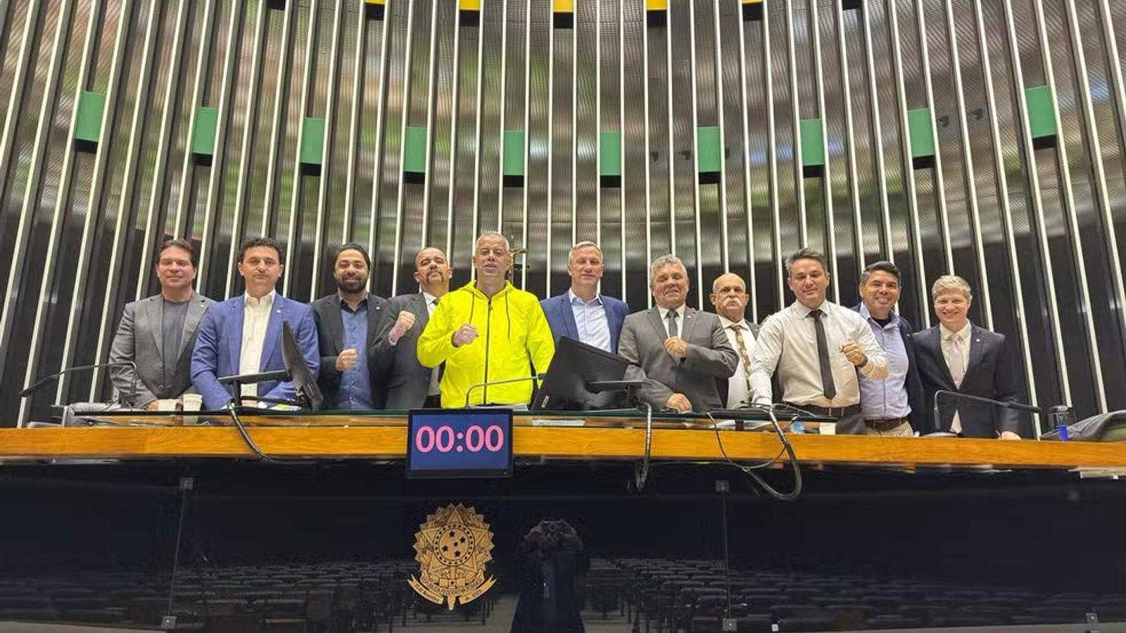 Deputados passam a noite na Câmara em protesto contra prisão de Bolsonaro
