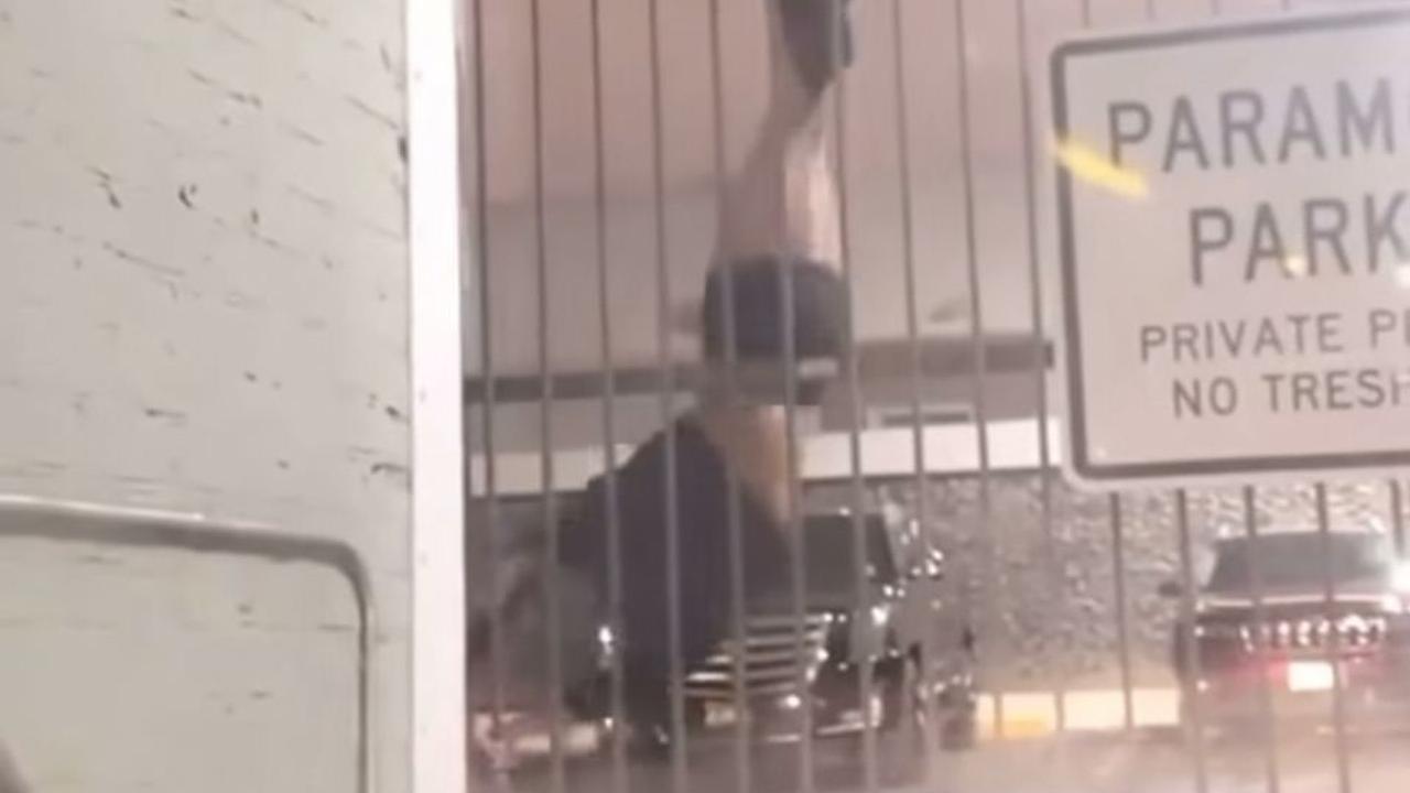 Homem fica preso ao tentar pular portão e tem calças rasgadas