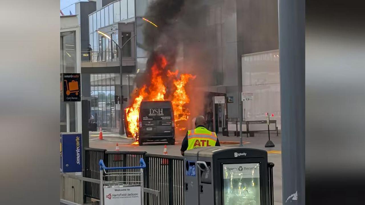 Van pega fogo no aeroporto de Atlanta e causa congestionamento