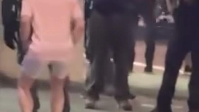 Funcionário do Departamento de Justiça é demitido após atacar policial com sanduíche