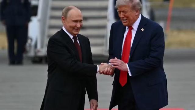 Trump e Putin encerram encontro no Alasca sem acordo de cessar-fogo na guerra da Ucrânia