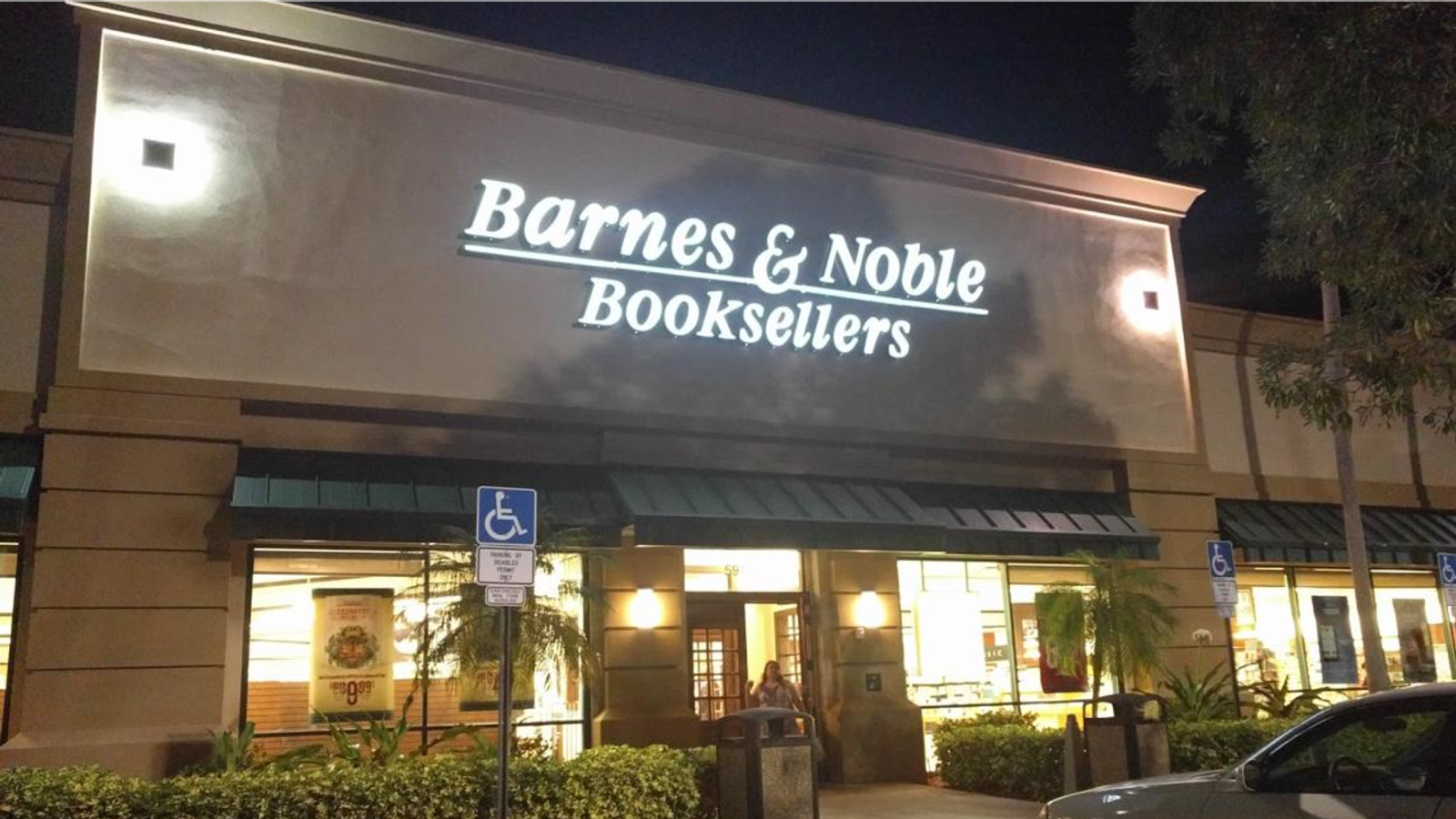 Família processa shopping e Barnes & Noble após mulher ser morta dentro de livraria na Flórida