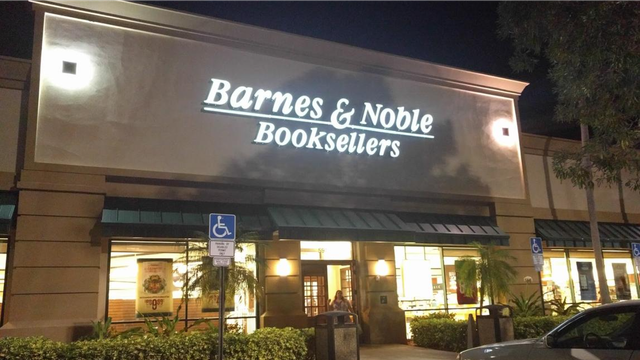Família processa shopping e Barnes & Noble após mulher ser morta dentro de livraria na Flórida