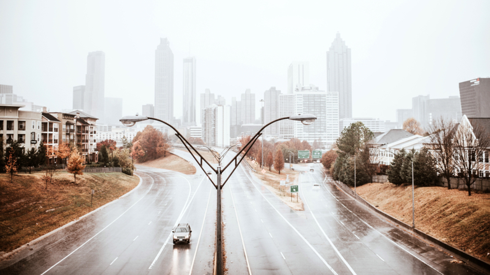 Tempestade provoca enchentes em Atlanta, deixa motoristas ilhados e paralisa Downtown Connector