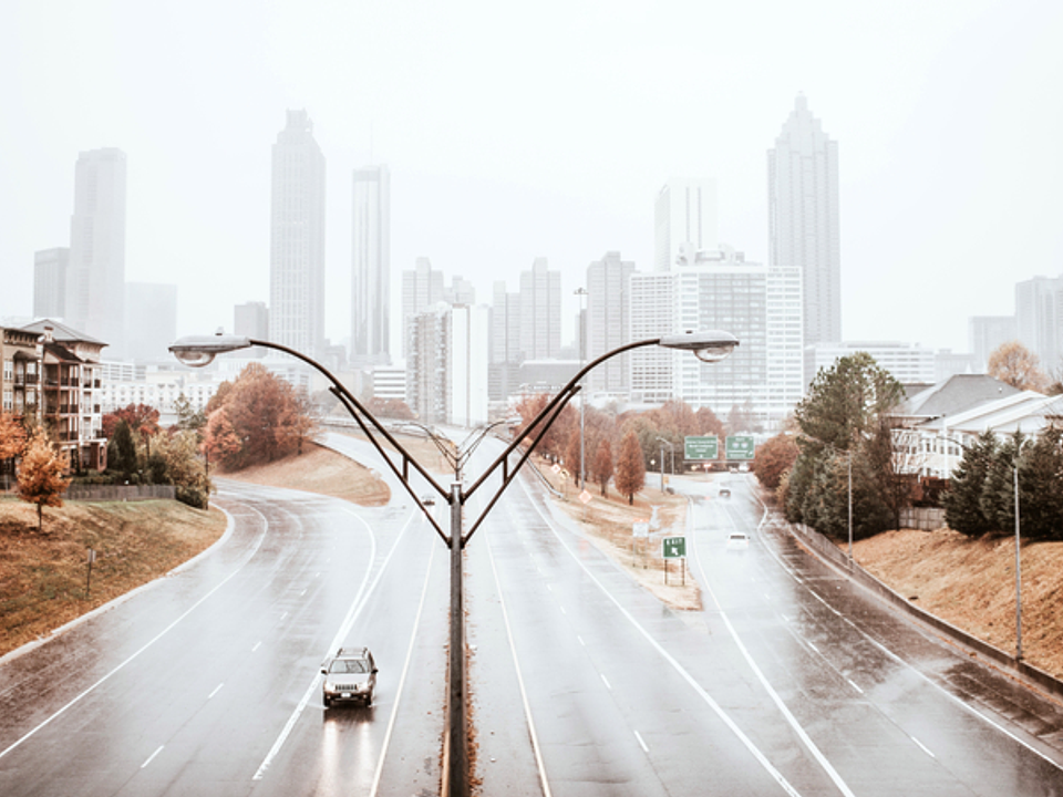 Tempestade provoca enchentes em Atlanta, deixa motoristas ilhados e paralisa Downtown Connector