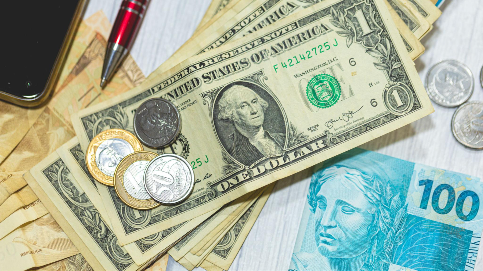 Dólar volta a ultrapassar R$ 5 e Bolsa brasileira fecha em forte queda