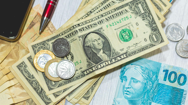 Dólar volta a ultrapassar R$ 5 e Bolsa brasileira fecha em forte queda