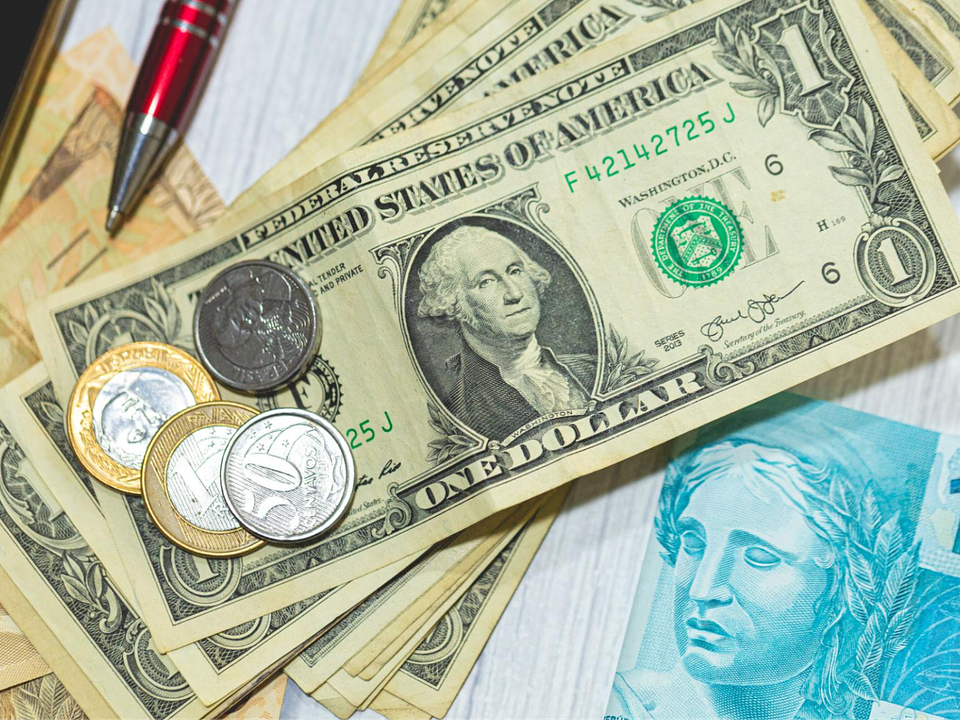 Dólar volta a ultrapassar R$ 5 e Bolsa brasileira fecha em forte queda