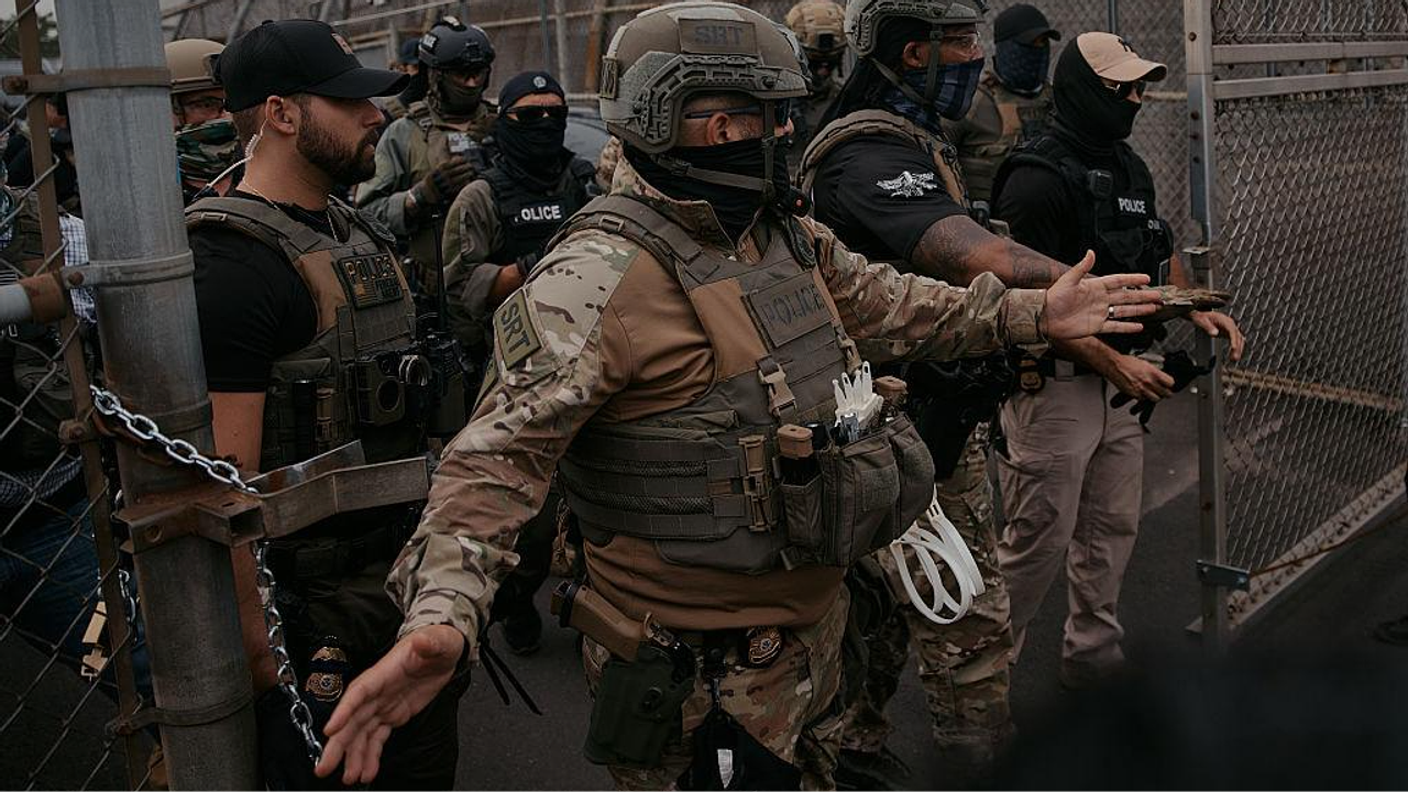 Protesto em centro de detenção do ICE gera tensão e confronto em New Jersey