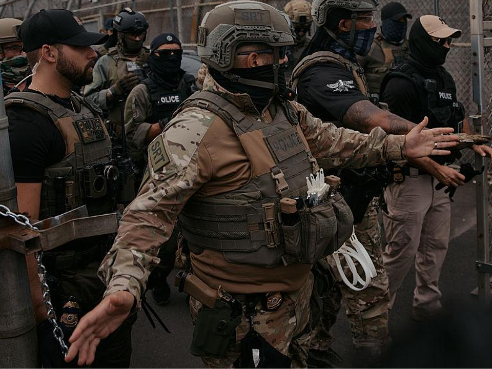 Protesto em centro de detenção do ICE gera tensão e confronto em New Jersey