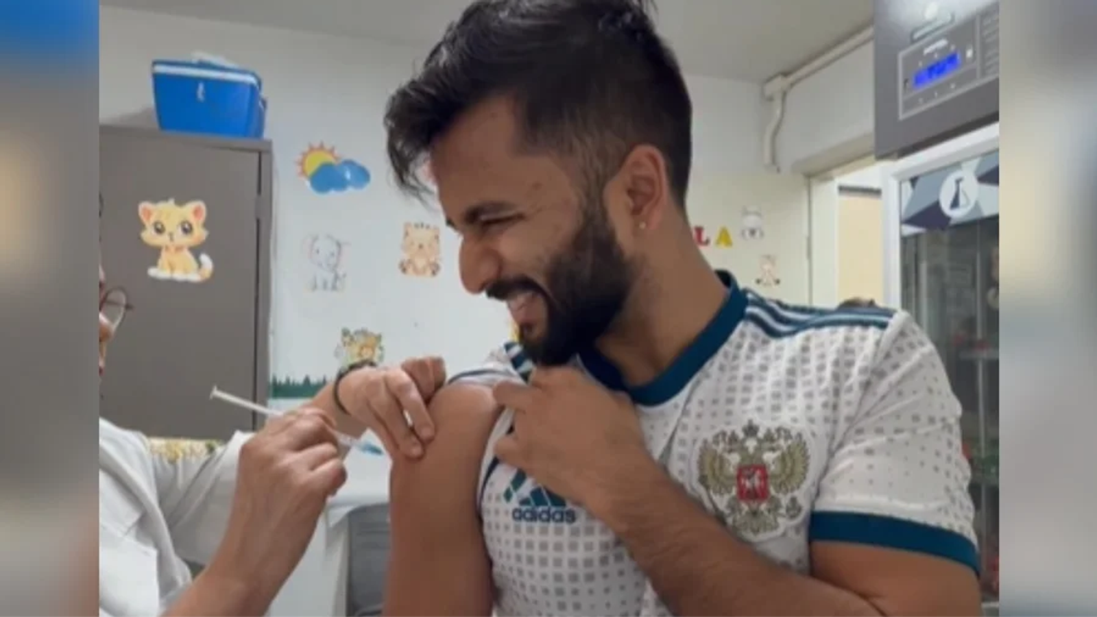 Influenciador indiano viraliza após elogiar SUS e tomar vacina da gripe gratuitamente em Minas Gerais