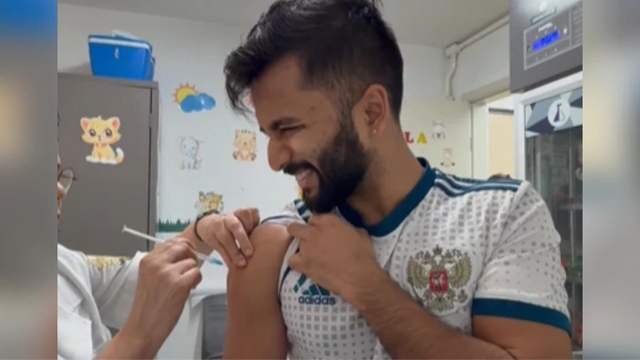 Influenciador indiano viraliza após elogiar SUS e tomar vacina da gripe gratuitamente em Minas Gerais