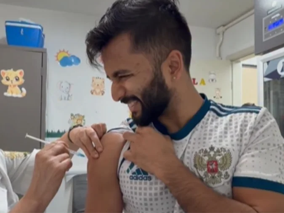 Influenciador indiano viraliza após elogiar SUS e tomar vacina da gripe gratuitamente em Minas Gerais