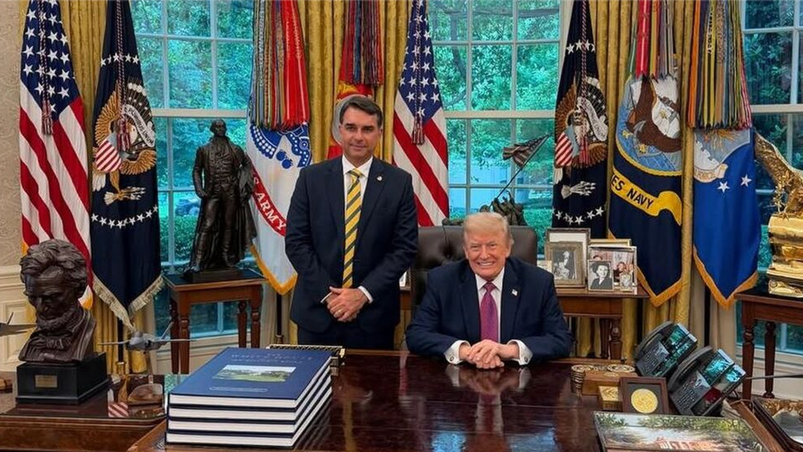 Flávio Bolsonaro se reúne com Trump na Casa Branca, mas foto viral do encontro é identificada como falsa