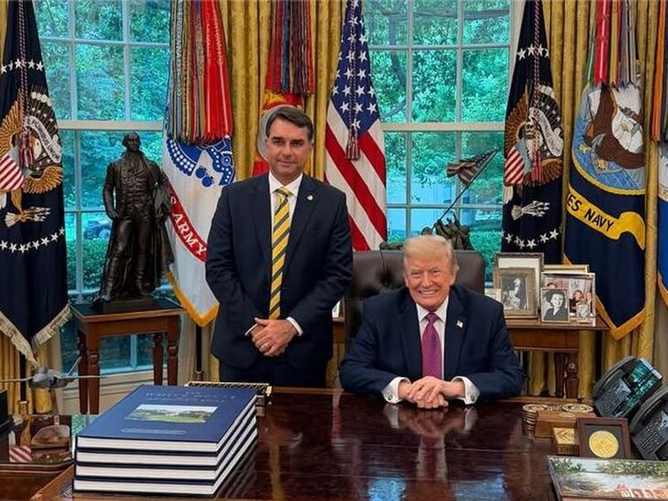 Flávio Bolsonaro se reúne com Trump na Casa Branca, mas foto viral do encontro é identificada como falsa