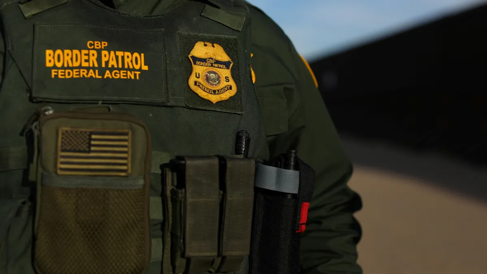 Homem é preso no Texas após polícia encontrar 20 imigrantes escondidos em carroceria