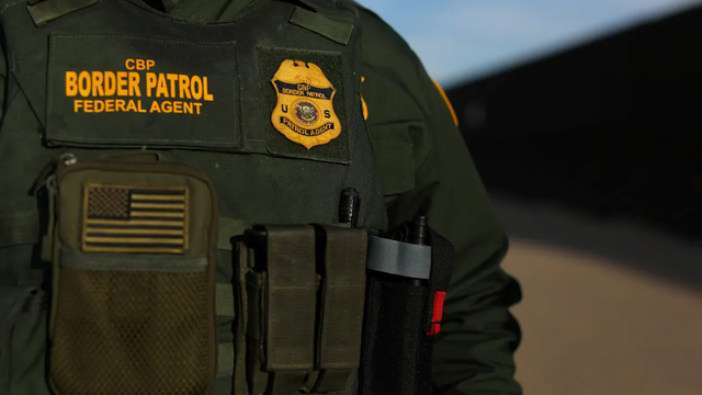 Homem é preso no Texas após polícia encontrar 20 imigrantes escondidos em carroceria
