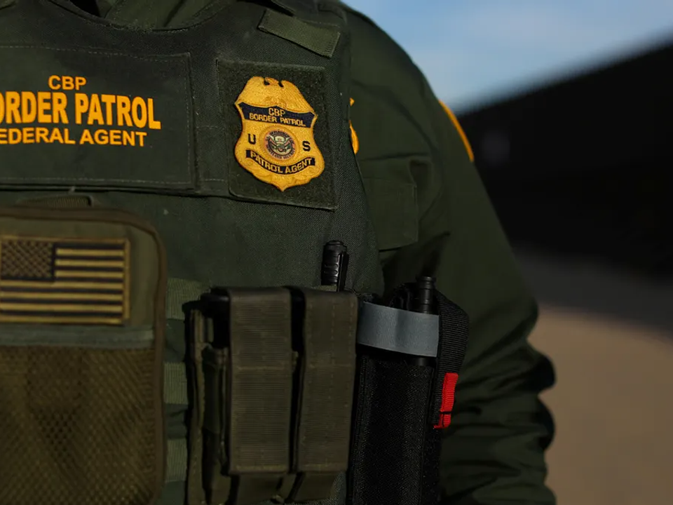 Homem é preso no Texas após polícia encontrar 20 imigrantes escondidos em carroceria