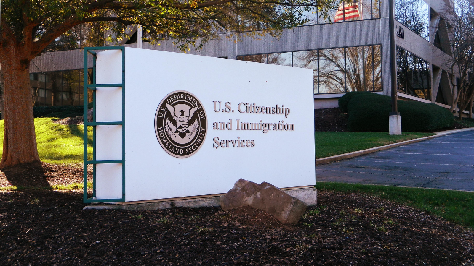 Nova orientação do USCIS endurece regras para ajuste de status dentro dos Estados Unidos