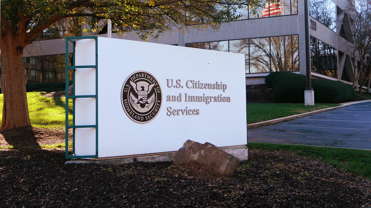 Nova orientação do USCIS endurece regras para ajuste de status dentro dos Estados Unidos