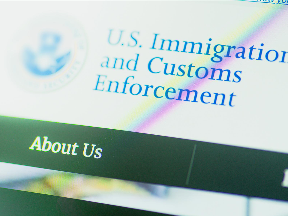 Mais de 300 imigrantes denunciam supostos abusos em centro de detenção do ICE em Nova Jersey