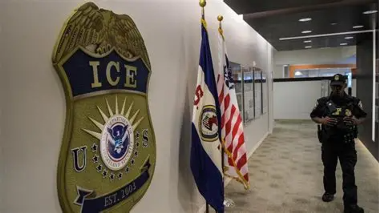 Governo dos EUA encerra regra que exigia investigação de mortes após libertação de imigrantes pelo ICE