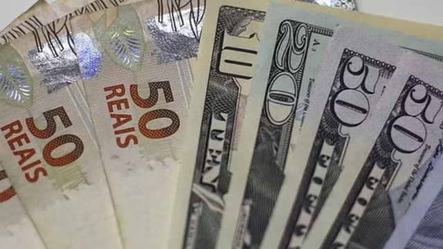 Dólar volta a subir e fecha acima de R$ 5,12; mercado acompanha cenário internacional