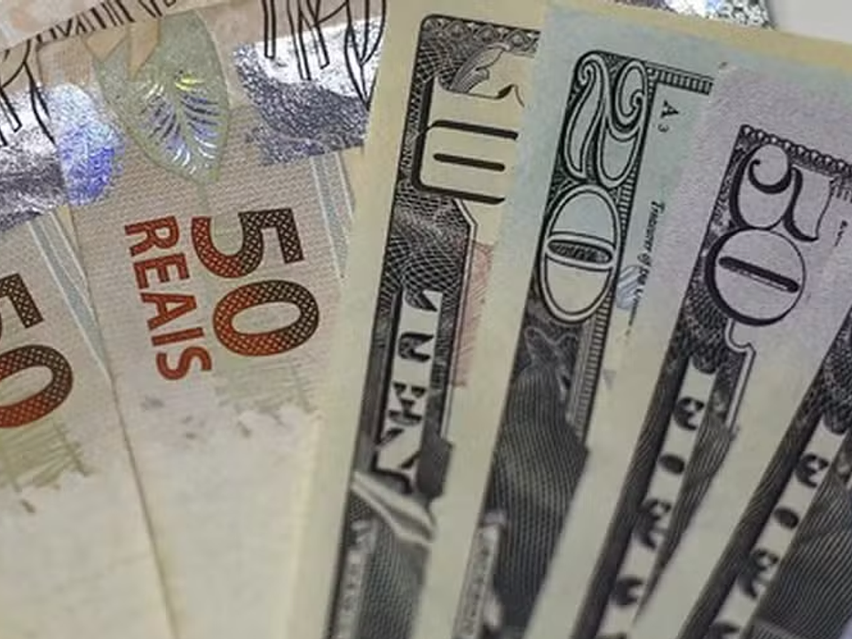 Dólar volta a subir e fecha acima de R$ 5,12; mercado acompanha cenário internacional